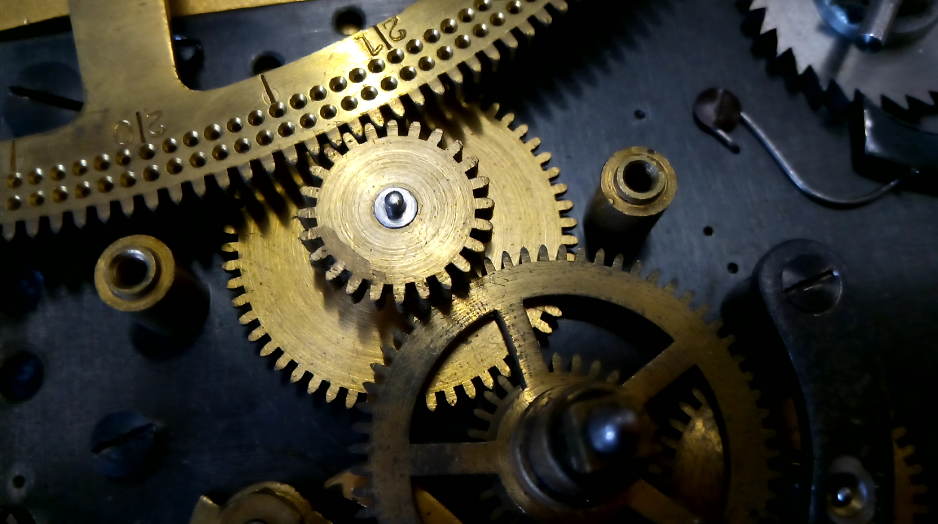 Détail du mécanisme d'une pointeuse Benzing _ Krystelle Besson